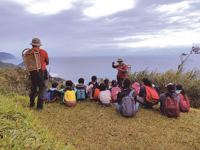 高山森林基地的部落旅遊，聆聽導覽、靜心看海，獲得專屬山林間的寧靜感（高山森林基地提供）