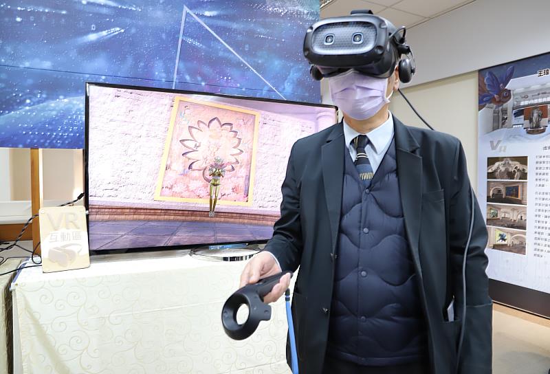 南華大學舉辦「多元宇宙首部曲－王瑋名數位互動藝術展」，林辰璋副校長體驗VR虛擬展覽館。