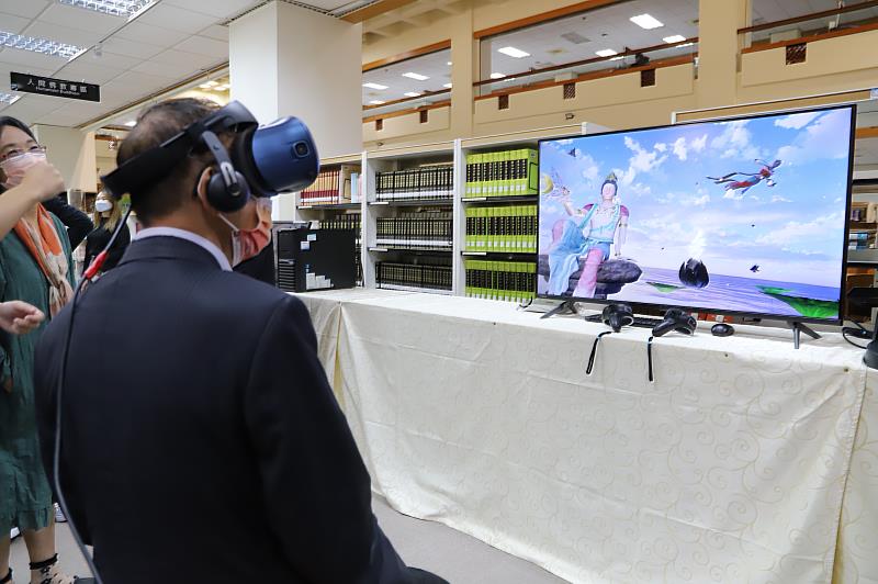 南華大學舉辦「多元宇宙首部曲－王瑋名數位互動藝術展」，林聰明校長體驗虛擬實境。