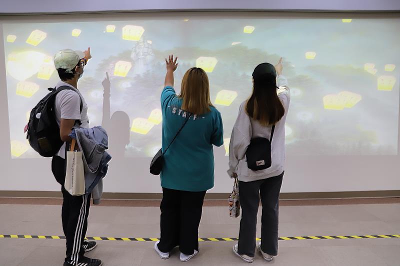 南華大學舉辦「多元宇宙首部曲－王瑋名數位互動藝術展」，學生體驗「天燈祈福」互動投影。