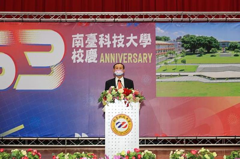 南臺科技大學校長盧燈茂於創校53週年校慶典禮中致詞。