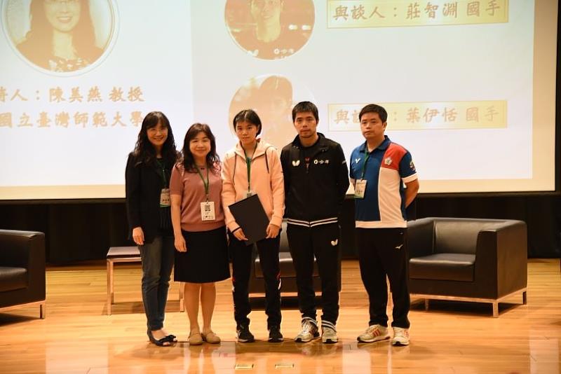 台灣運動禁藥管制學會許美智理事長(左二)與論壇與談人合影