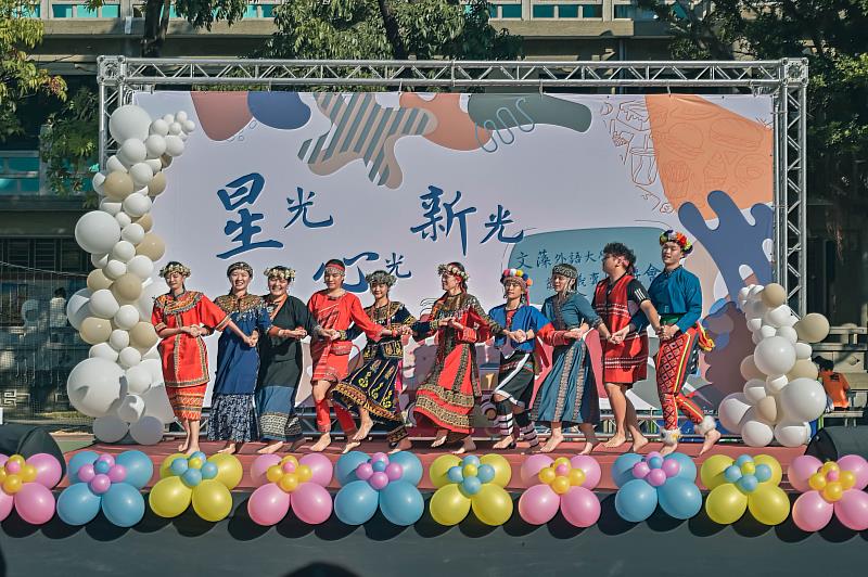 原住民新生代舞蹈開場表演，炒熱氣氛。