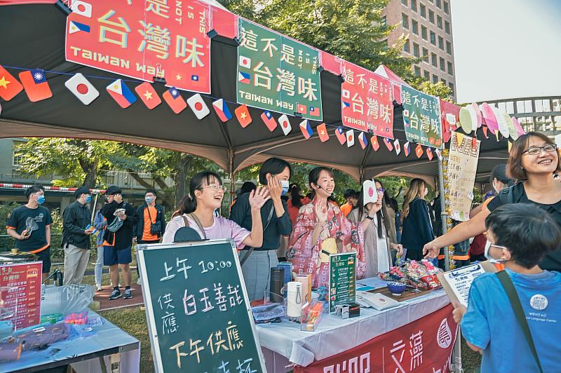 文藻舉辦慈善義賣園遊會，多國美食文化引人氣。
