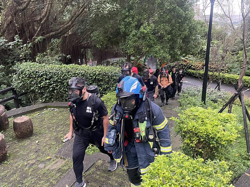 本次課程利用公園內特有的10層之字形步道與多種類型(石梯、水泥、鐵梯、泥地)緩陡不同的階梯由第1層開始逐層爬升到第10層共計垂直高度132公尺(約40層樓高)
