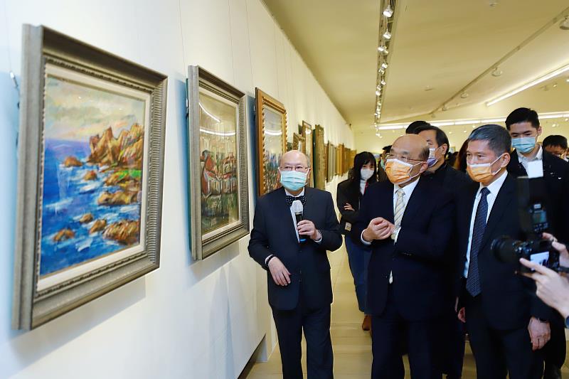 行政院長蘇貞昌、文化部長李永得在藝術家廖武治（左1）導覽下，參觀「在野．行者—廖武治美術展」