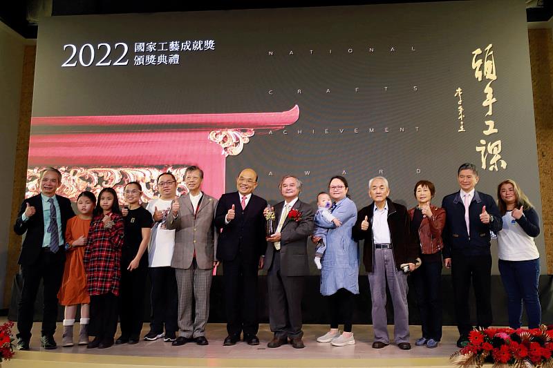 2022國家工藝成就獎得主李秉圭（左8）及親屬、行政院長蘇貞昌（左7）、文化部長李永得（右2）、工藝中心主任張仁吉（左1）等合影