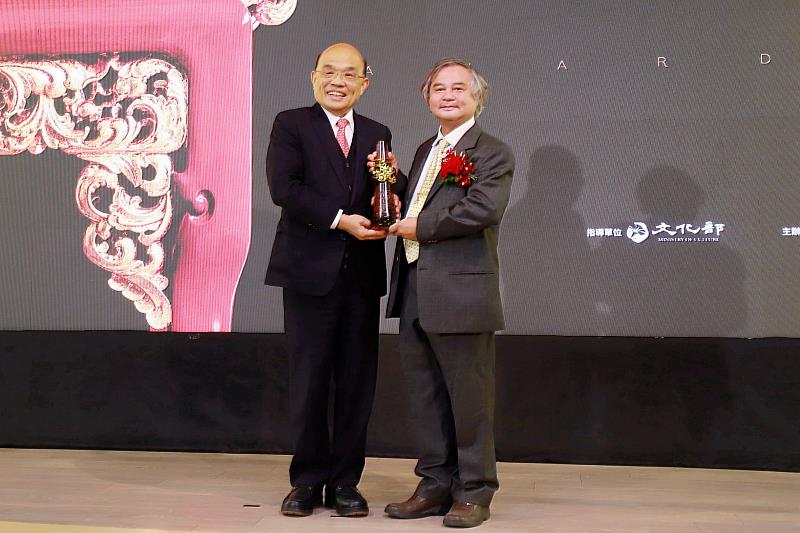 行政院長蘇貞昌（左）頒發「2022國家工藝成就獎」獎座予得主李秉圭藝師
