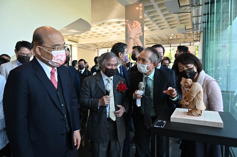行政院長蘇貞昌（左1）參觀「頭手工課．李秉圭特展」 ，2022國家工藝成就獎得主李秉圭（左2）介紹其作品