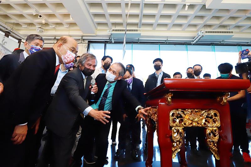 行政院長蘇貞昌（左1）在2022國家工藝成就獎得主李秉圭（左2）及工藝中心主任張仁吉（左3）陪同導覽下，參觀「頭手工課．李秉圭特展」