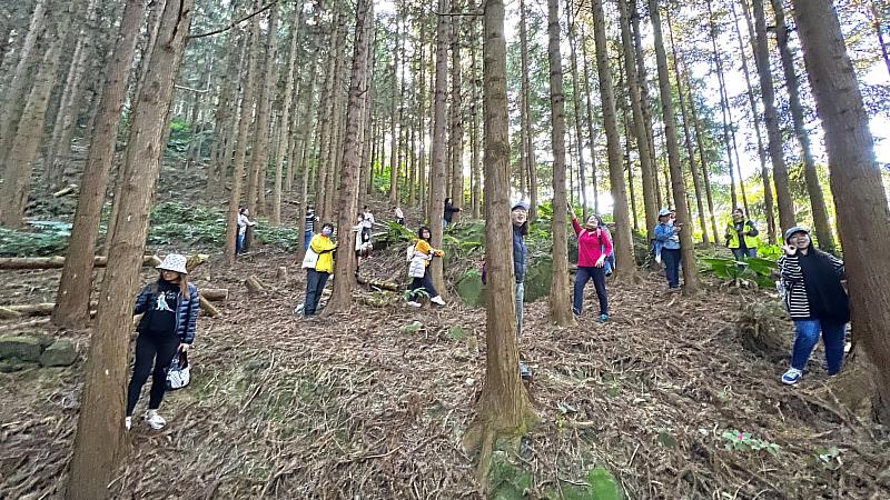 由土匪阿北~鄧同敬理事主席帶領民眾森林療癒五感體驗～吸收芬多精！