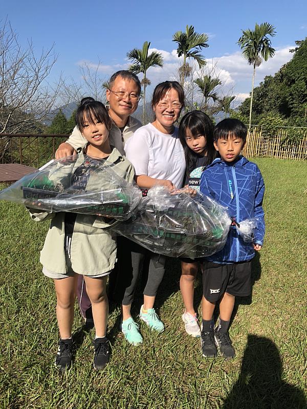 來自台南的一家人成功完成種「金」活動，並簽下大名代表種下自己與金線連的故事。