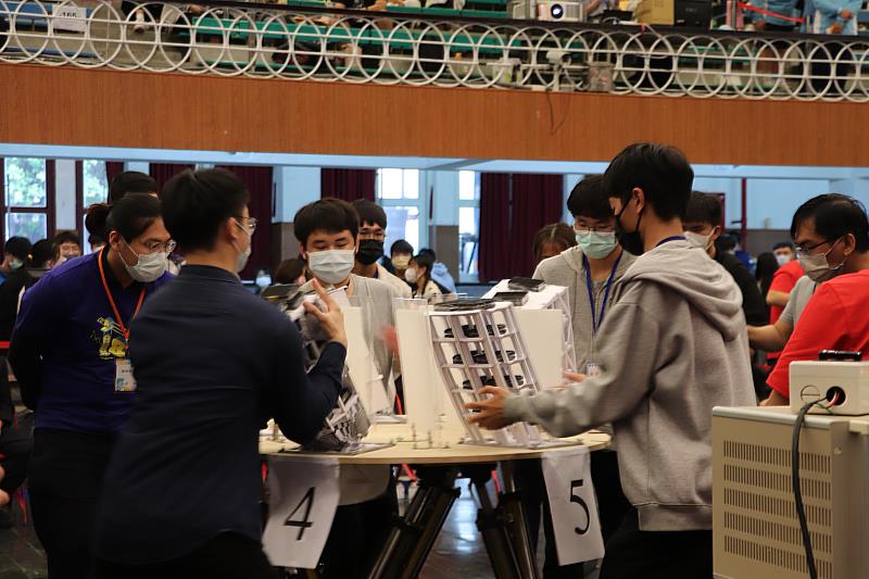 台灣建築法規相當嚴格，國立高雄科技大學土木系抗震大作戰一向是高中職土木營建群學生的年度重大賽事。今年由臺中高工學生拿下抗震競賽第一名。