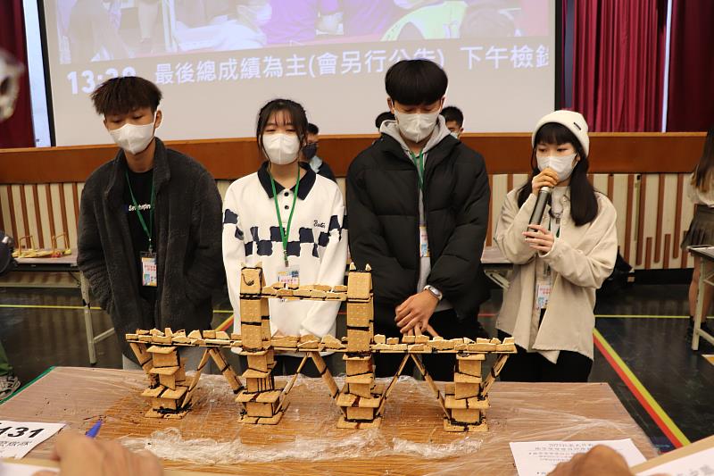橋梁變變變是另一個競賽特色，今年恢復「以食材為建材」的競賽，擴充橋墩數量為至少三座、至少二座橋板、橋墩間跨距至少15公分。最佳創意獎落秀水高工，發想自倫敦大橋，但結構不同於倫敦大橋的開闔橋、拱橋設計，改為π型橋的形式。競賽前學生在校內演練過5~6次不同的結構。