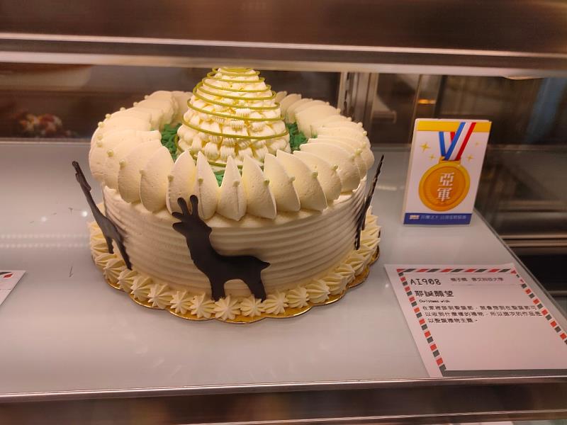 景文科大餐飲系楊子嫻作品鮮奶油擠花裝飾蛋糕榮獲銀牌。
