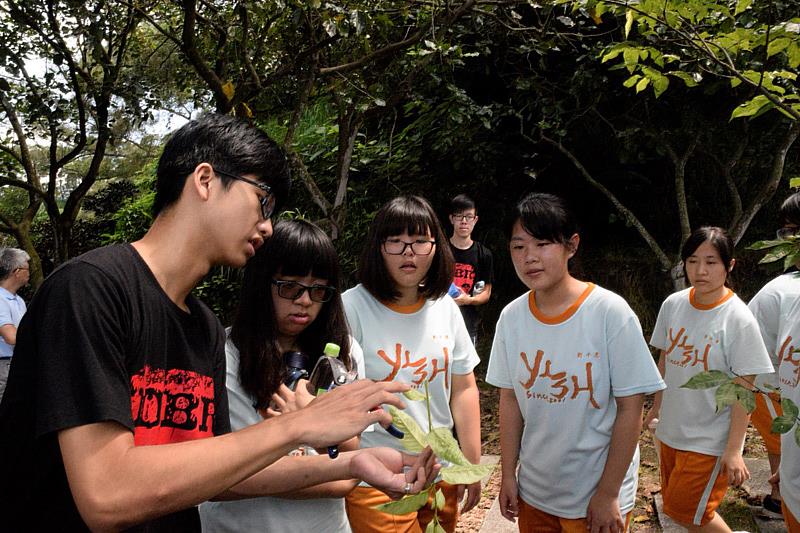 大葉大學環教中心為參訪學生導覽八卦台地生態