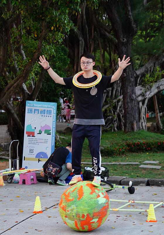 唐氏症街頭藝人謝煒崴的滾大球表演