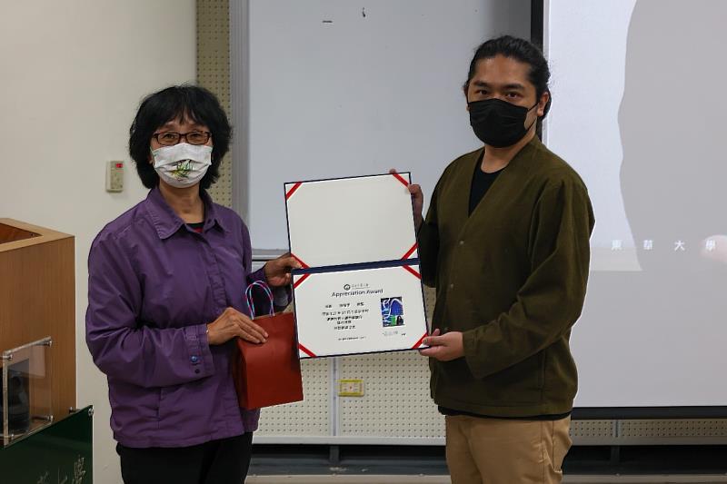 東華大學通識教育中心黃琡雅主任頒發感謝狀致意陳信宇總監。