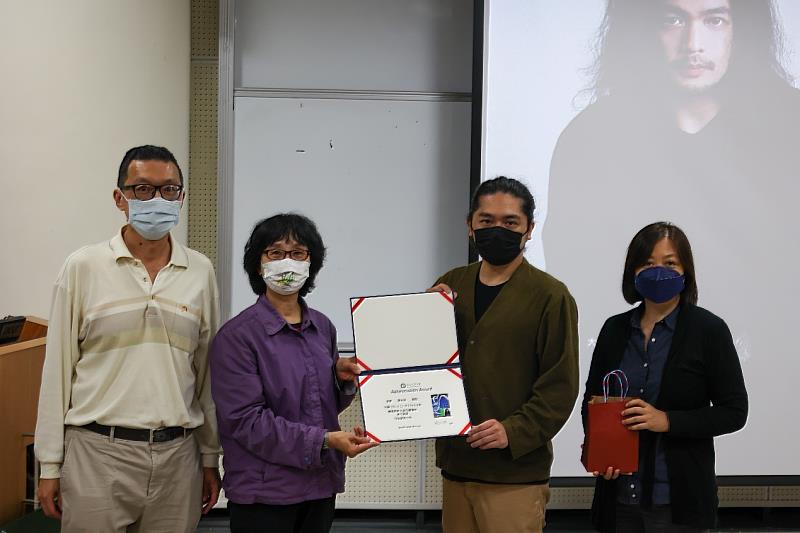 與會師長與講者合影(由左至右為張伯浩教授、黃琡雅教授、陳信宇總監與王昱心教授)。