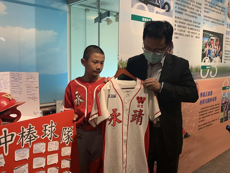 永靖國中劉仁傑校長介紹舊球隊制服