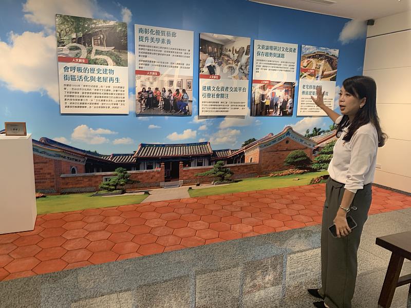 頂新和德文教基金會蕭巧怡執行長導覽人文創生展區