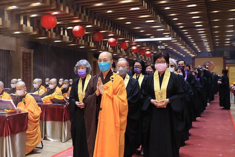 各區會榮董在靈鷲山榮譽董事會總會秘書長妙用法師（中）帶領下，在壇城前拈香祈福。（圖由靈鷲山佛教教團提供）