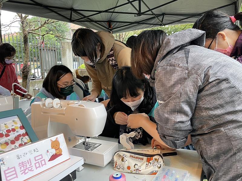長庚大學職治系與場域合作夥伴辦理友善市集。圖為布藝工作攤位。