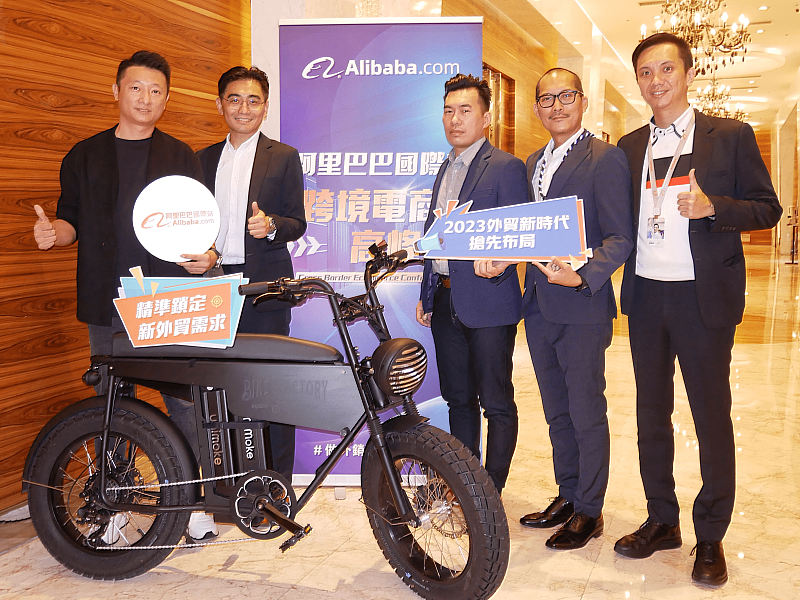 左起為SEic 微笑單車工廠總經理譚道源、Alibaba.com台灣總經理郭奕麟、蘆洲機械有限公司行銷總監羅振嘉、Alibaba.com資深協理陳寶圭、Alibaba.com資深協理楊孟翰。