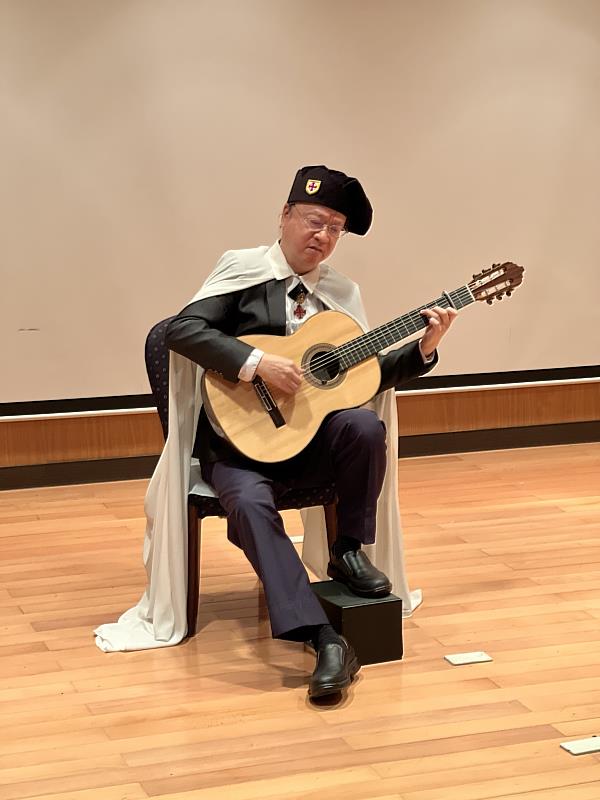 方銘健教授在贈書典禮為來賓進行古典吉他音樂演奏，特別穿著聖騎士袍、戴騎士帽、別騎士徽章，表達對東華大學重視。