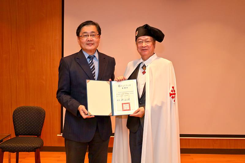 東華大學趙涵捷校長代表致贈方銘健教授感謝狀。