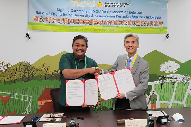 中興大學薛富盛校長（右）和印尼農業部代表團團長塞揚托博士（左）代表簽署。