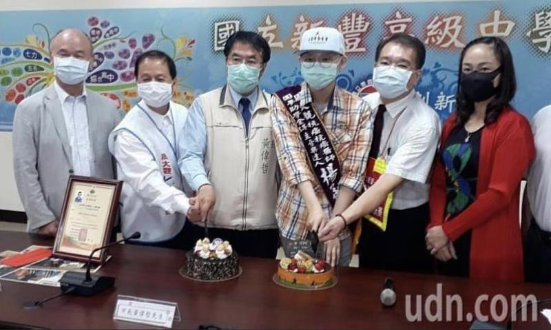 楊承翰同學和台南市長一起慶祝移植幹細胞兩周年的重生日.