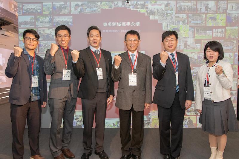 東吳校友企業熱情響應，左至右分別為台北市環境保護局技正張原道、歐萊德永續長謝修銘、崇越集團副總孫格偉、東吳大學校長潘維大、華苓科技董事長梁賓先、吉祥工業副董事長王秋萍