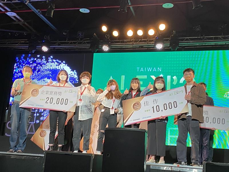 東吳大學巨資學院學生打造「盲人戶外引導裝置」，在今年台灣年度最大AI專業展「TAIWAN AI EXPO AI Junior Award」贏得企業實務獎