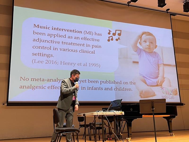 蘇冠賓與丁嘉种教授現場介紹音樂介入Music Intervention之療癒效果。