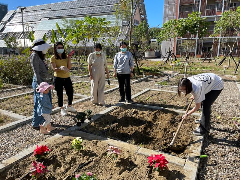 空設系學生於園區學習維護景觀及栽種植生