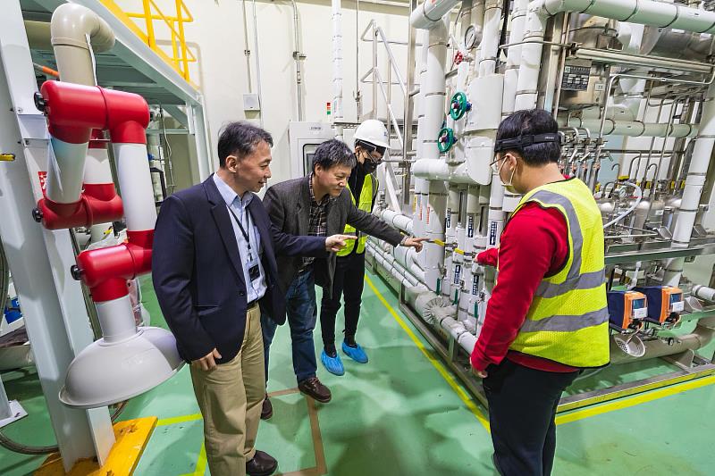 數位發展部韌性建設司司長鄭明宗(左1)參觀南亞研究發展中心關鍵製程研發工廠，了解5G智慧巡檢應用。