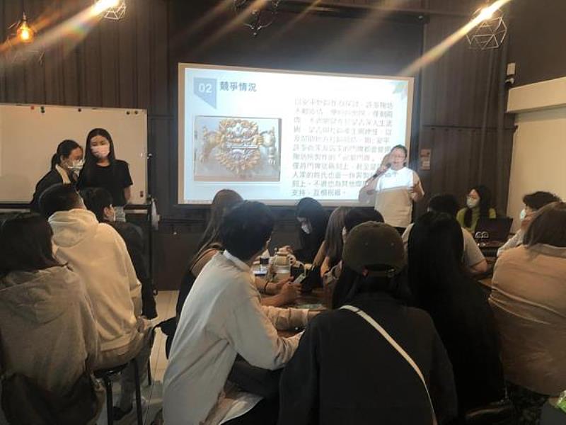 南臺科大行銷與流通管理系同學報告簡報之情形。
