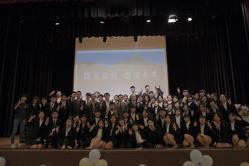 2022觀遊系畢業專題發表會暨成果展師生合照。