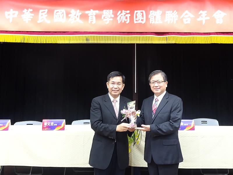 國立臺北商業大學任立中校長，由教育部長潘文忠頒發象徵教育學術團體最高榮譽的「木鐸獎」。