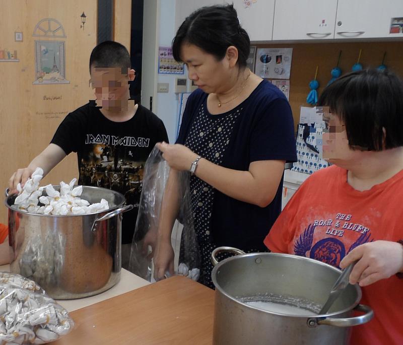 老師指導小琪(化名)與同學染布製作 (白永恩神父社會福利基金會)