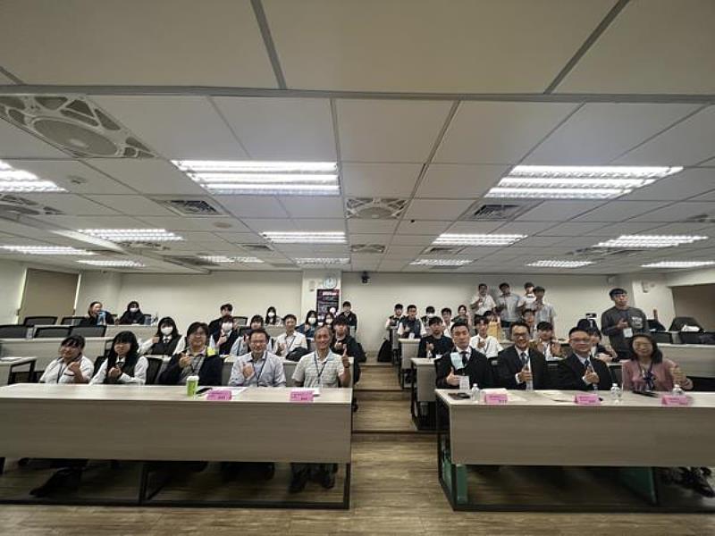 南臺科技大學「2022全國大專院校暨高中職虛擬投資競賽複賽簡報」 全體師生、評審大合影。