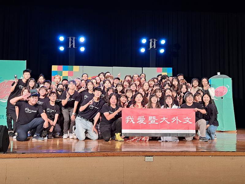 暨大外文系考量學生對生涯規畫多元性與時效性的需求,推出學士到碩士一條龍的5年一貫學程、雙聯學位及出國交換機會。