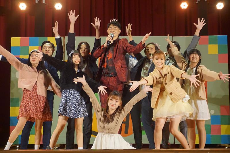 暨大外文系自有畢業生以來,每年都以畢業公演的方式呈現同學們在暨大四年的所見所學的成果,迄今歷經24年沒有中斷。