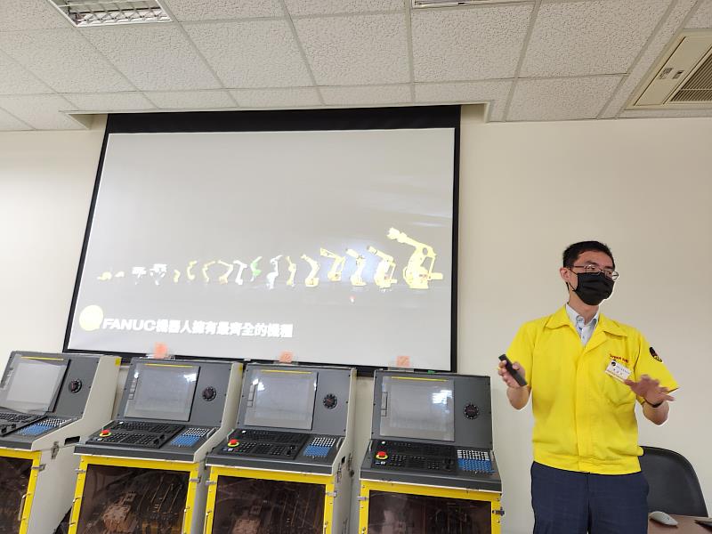 台灣發那科股份有限公司ROBOT營業部經理陳孟弘向學生介紹公司產品