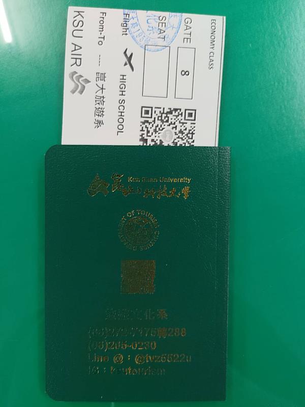 旅遊系特別製作機票與護照讓學生體驗登機流程