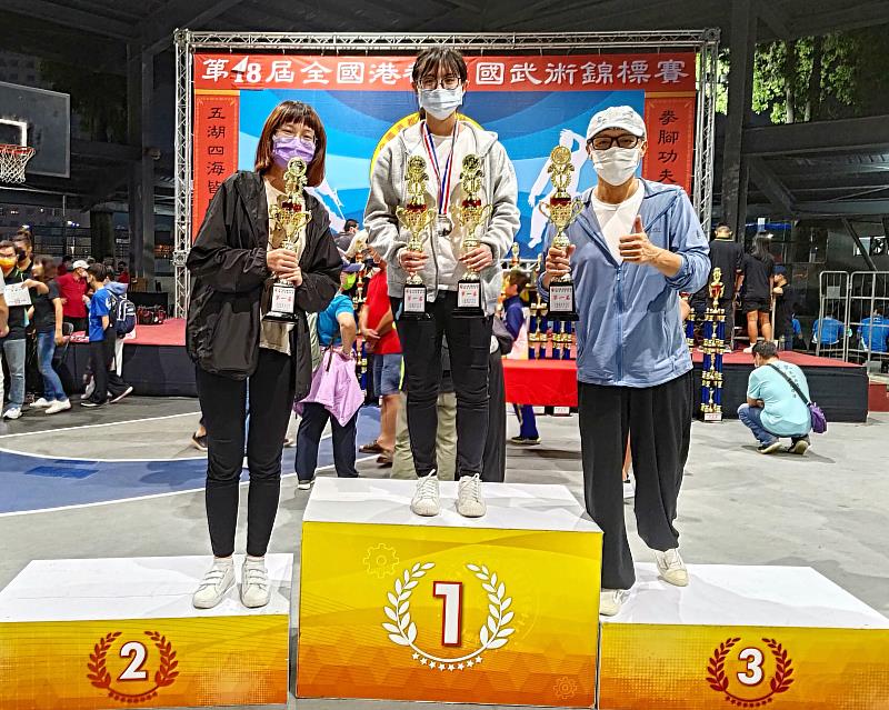 南華大學「道家太極拳劍社」指導老師林奇憲(右)率社長羅凱薇(中)、副社長王紫薰(左)，參加「全國港都盃國武術錦標賽」榮獲4金3銀之佳績。