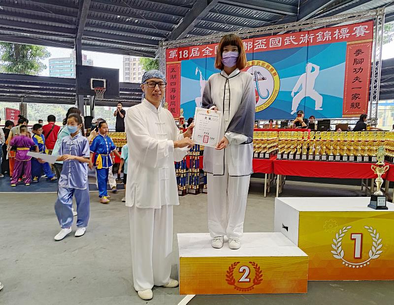 南華大學「道家太極拳劍社」，王紫薰副社長首次參加港都盃國武術錦標賽，榮獲銀牌。