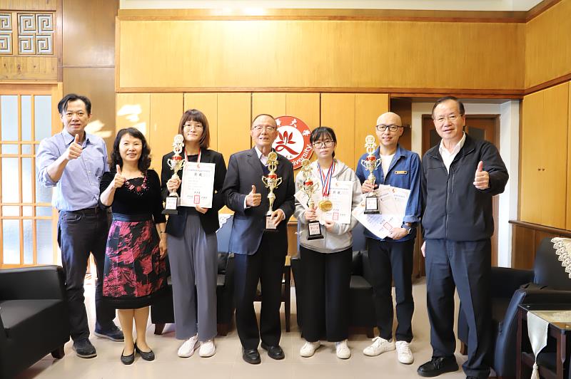 南華大學學生社團「道家太極拳劍社」參加港都盃國武術錦標賽，勇奪4金3銀，與林聰明校長(中)、林辰璋副校長(右1)、柳雅梅學務長(左2)及王伯文副學務長(左1)合影。