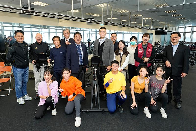 岱宇國際股份有限公司慷慨捐贈市價近八十萬元的飛輪運動健身器材20部給文化大學同學